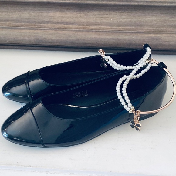 Womens Sz 8 Cap Toe Ankle Pearl Chain Charm Ballerina Flats Black Patent Leather - Picture 3 of 16
